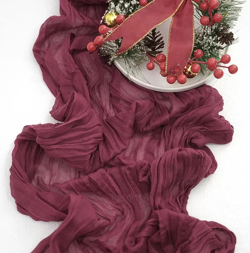 Chemin de table en gaze bordeaux avec fleurs rouges