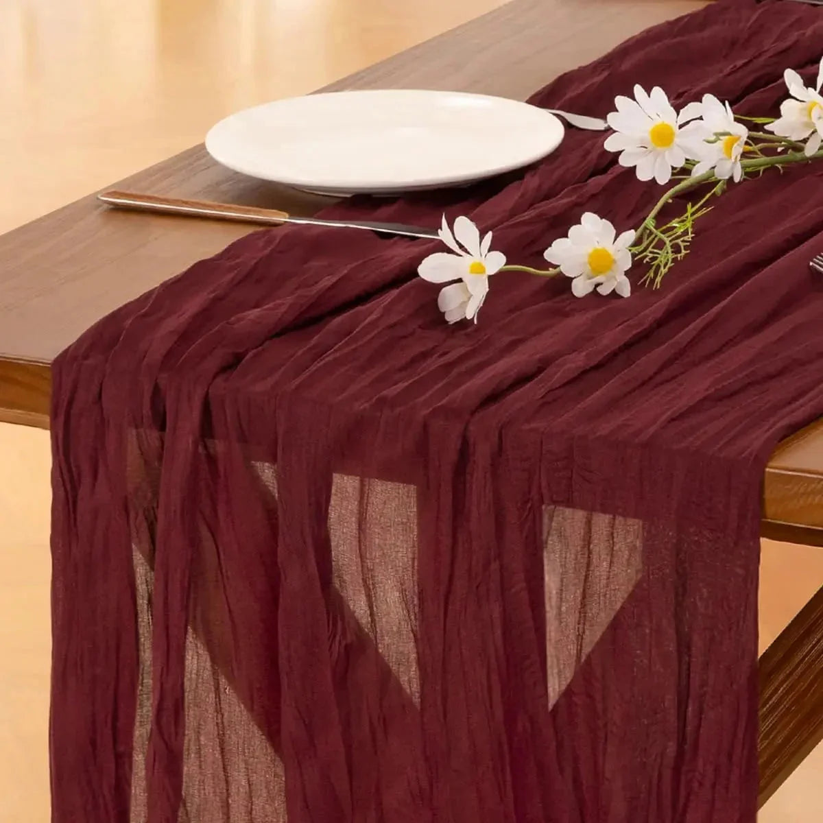 Chemin de table en gaze bordeaux avec marguerites