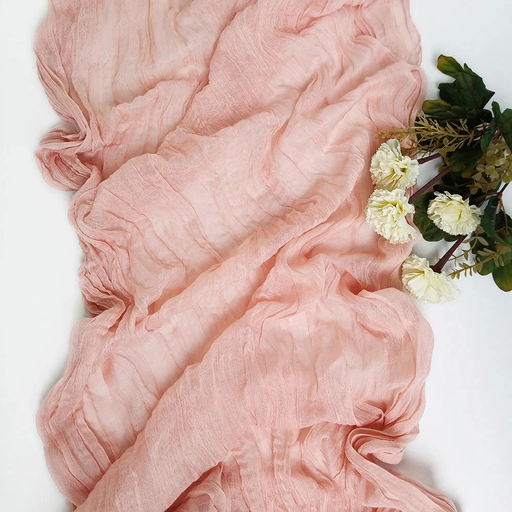 Chemin de table en gaze de coton corail froissée avec roses blanches