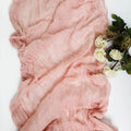 Chemin de table en gaze de coton corail froissée avec roses blanches