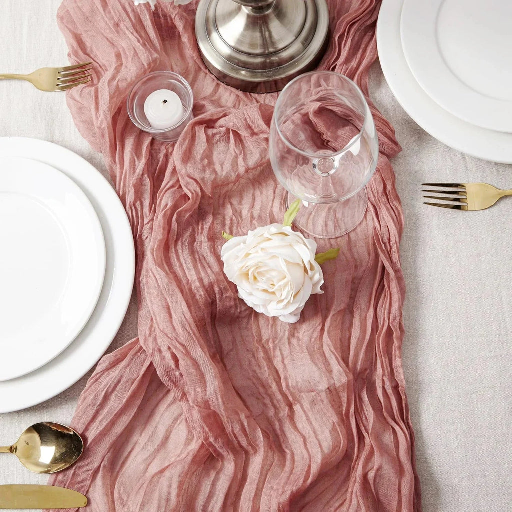 Chemin de table en gaze de coton corail — drapé et assiette