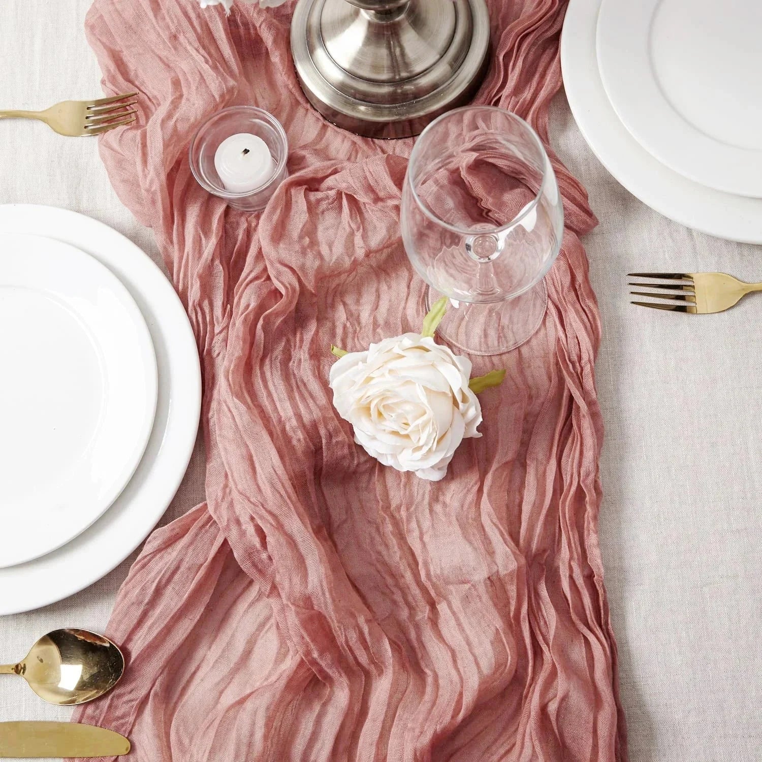Chemin de table en gaze de coton corail — drapé et assiette