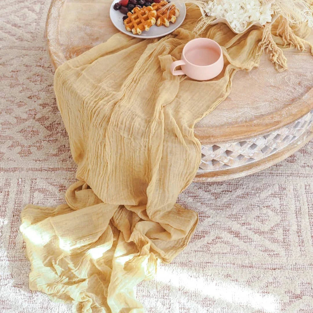 Chemin de table en gaze de coton jaune — drapé jaune sur une table basse bohème