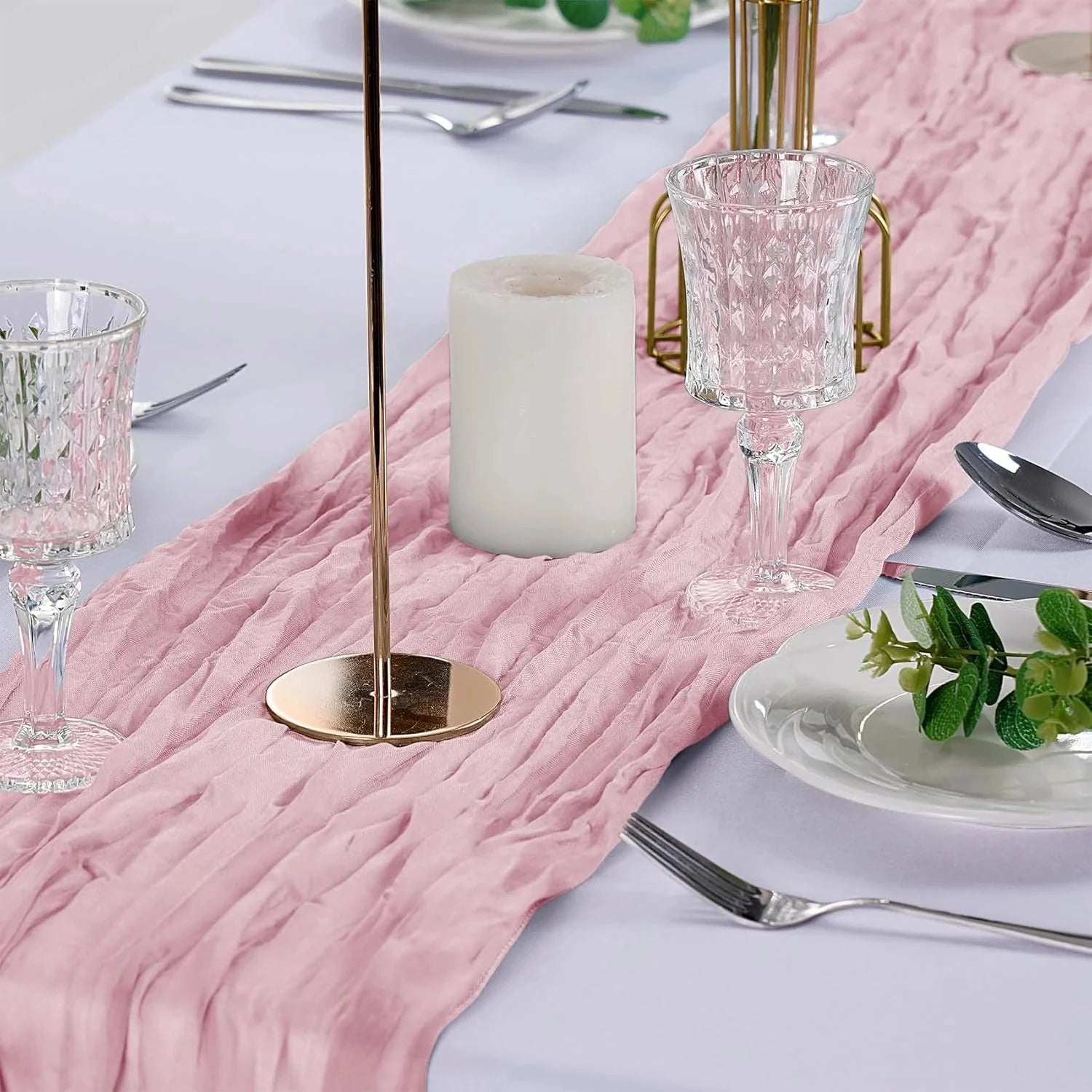 Chemin de table en gaze de coton lilas avec bougies et verres en cristal