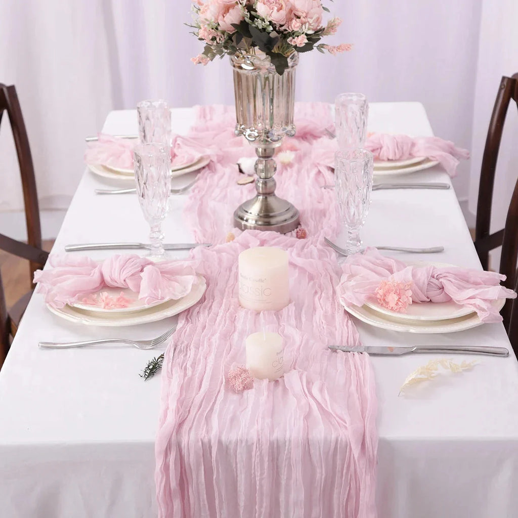 Chemin de table en gaze de coton lilas sur une table de mariage