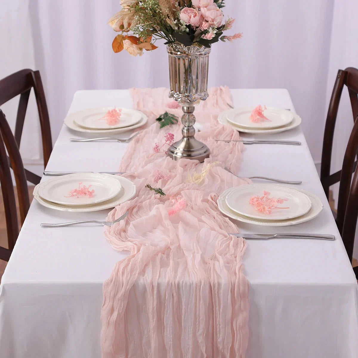 Chemin de table en gaze lilas avec bouquet de roses