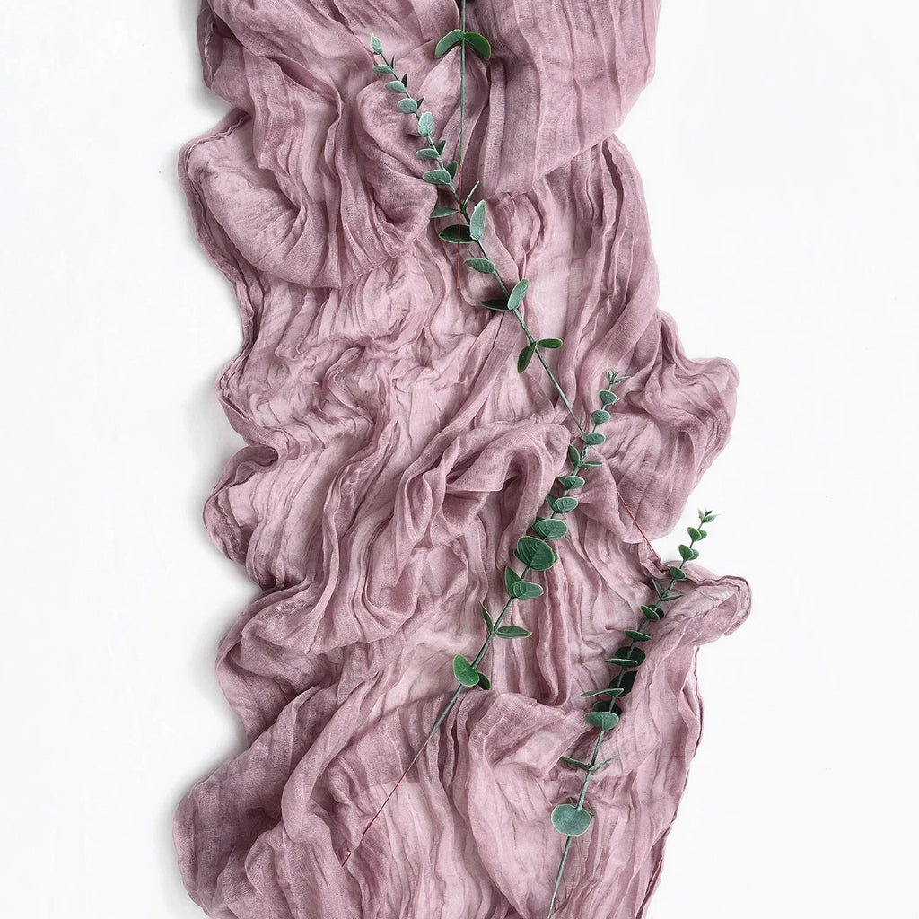 Chemin de table en gaze de coton mauve avec brins d’eucalyptus