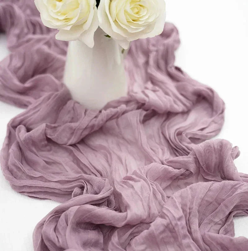 Chemin de table en gaze de coton mauve froissée avec vase