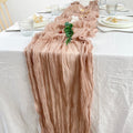 Chemin de table en gaze de coton noisette drapé sur une table blanche dressée