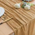 Chemin de table en gaze de coton ocre — gaze gaufrée ocre doré en gros plan sur une table dressée