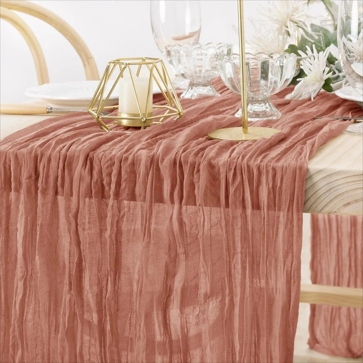 Chemin de table en gaze de coton rose foncé — drapé rose foncé sur une table dressée aux chandeliers dorés