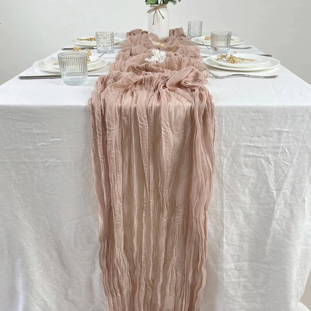 Chemin de table en gaze de coton rose foncé — sur une table dressée élégante