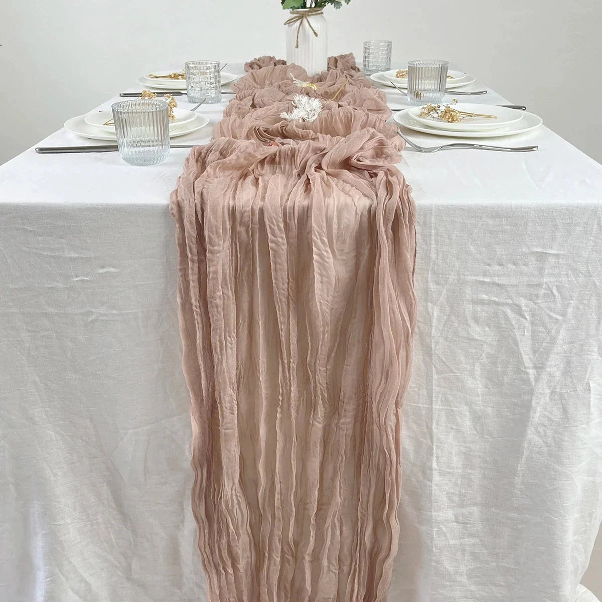 Chemin de table en gaze de coton rose foncé — sur une table dressée élégante