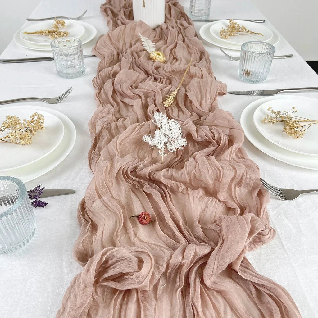 Chemin de table en gaze de coton rose foncé — table de mariage aux fleurs séchées