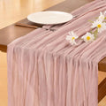 Chemin de table en gaze de coton rose poudré — voile froisse
