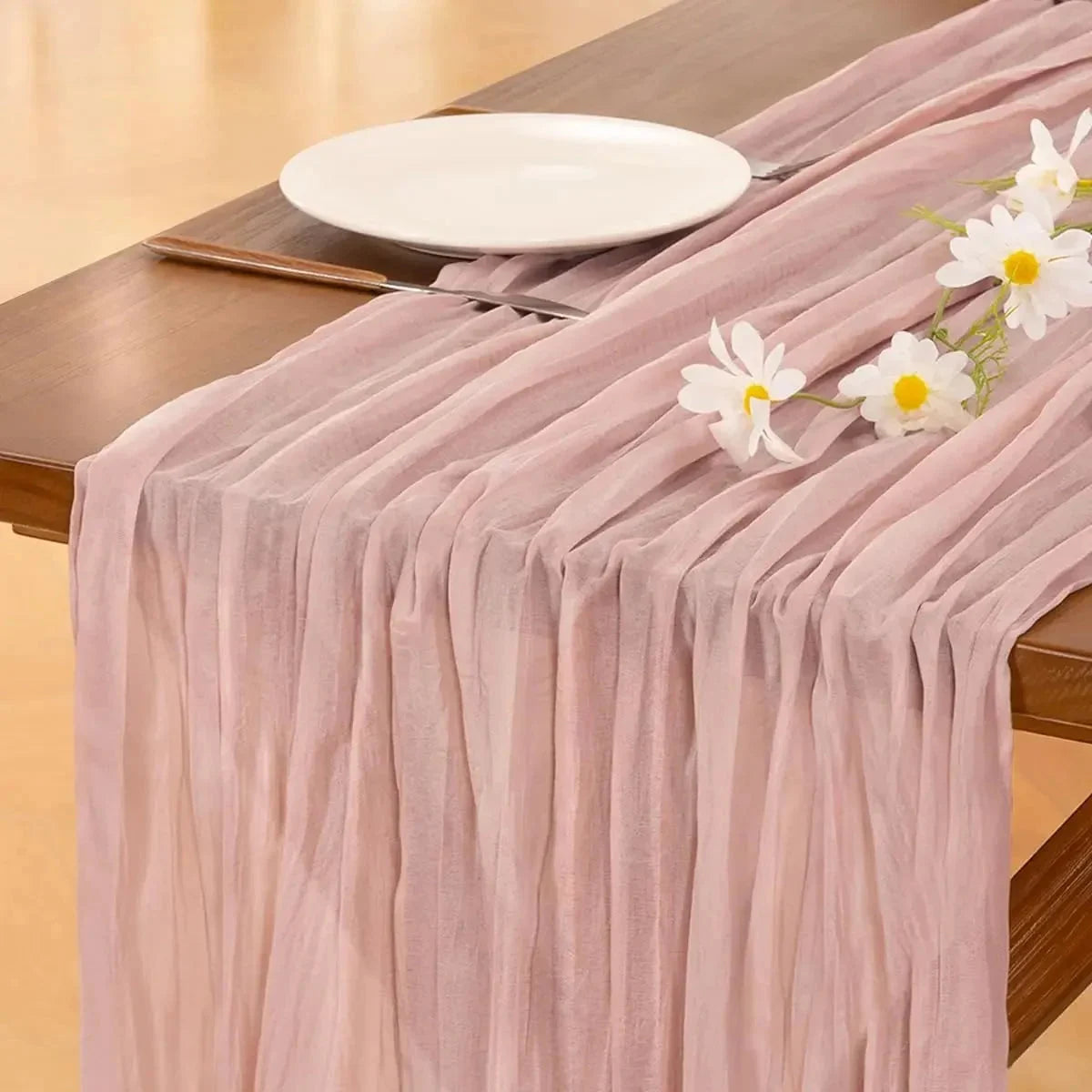 Chemin de table en gaze de coton rose poudré — voile froisse