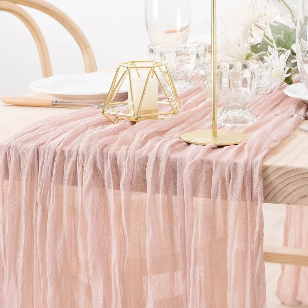 Chemin de table en gaze de coton rose poudré — drape, detail du tissu