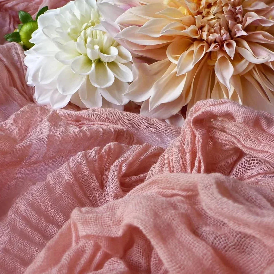 Chemin de table en gaze de coton rose poudré — texture du voile froisse