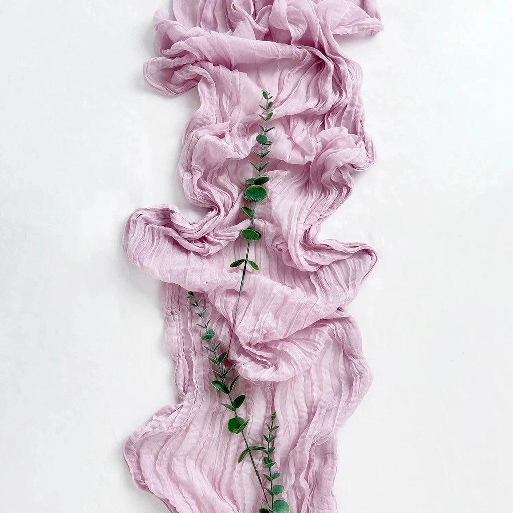 Chemin de table en gaze de coton rose poudré — drape sur une table