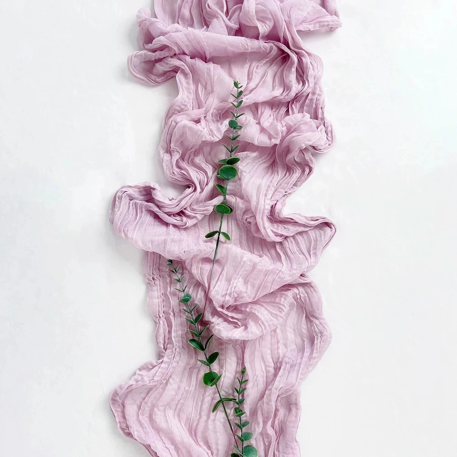 Chemin de table en gaze de coton rose poudré — drape sur une table
