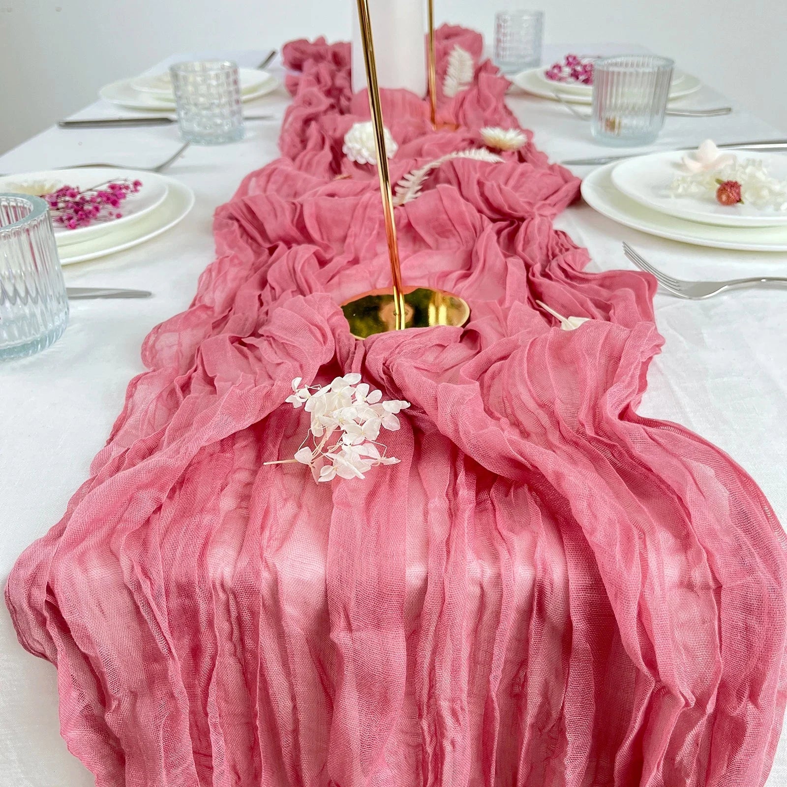 Chemin de table en gaze de coton rouge — drape, detail du tissu