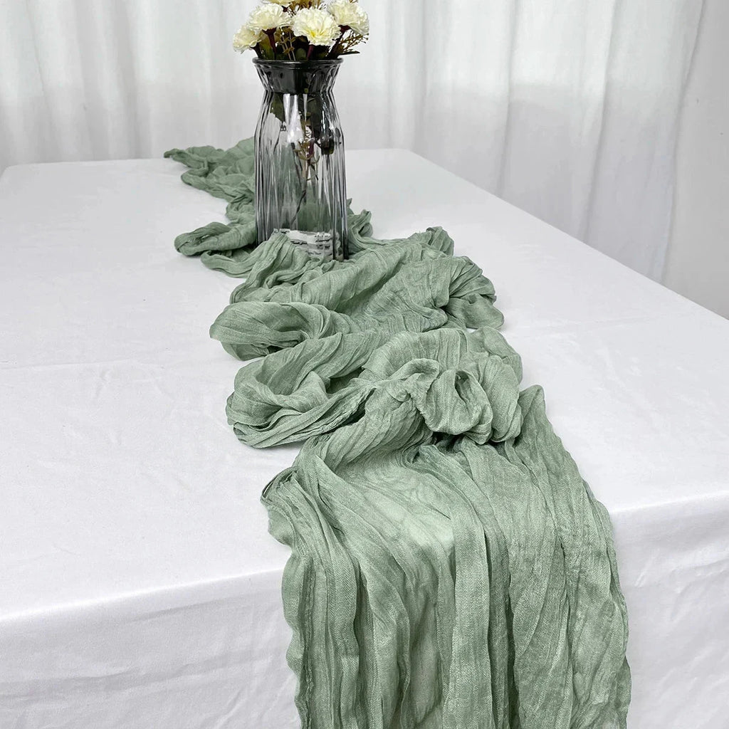 Chemin de table en gaze de coton vert sauge — voile froissé
