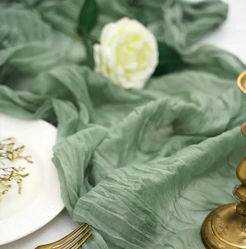Gaze de coton vert sauge avec rose blanche — détail du voile