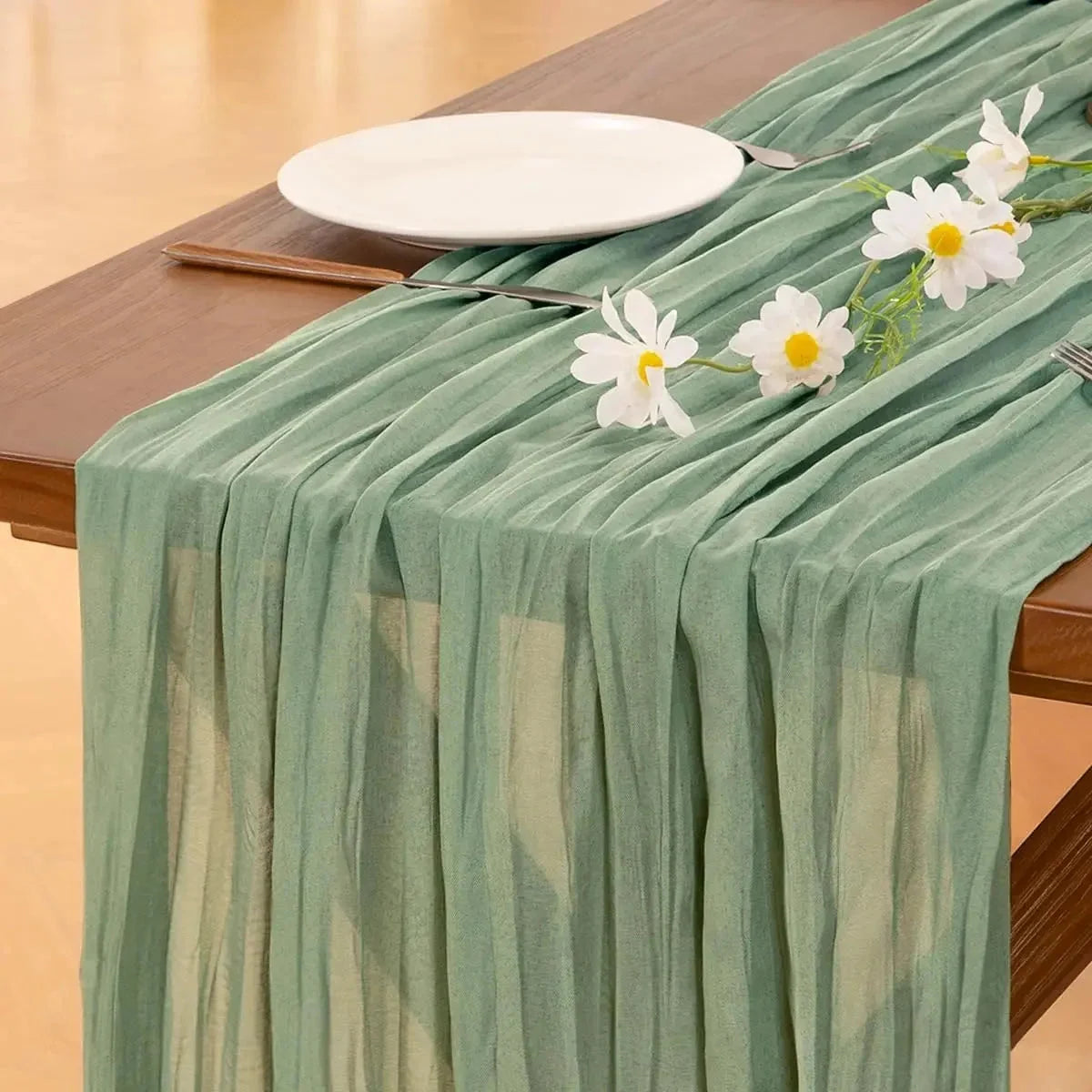 Chemin de table en gaze vert sauge avec marguerites