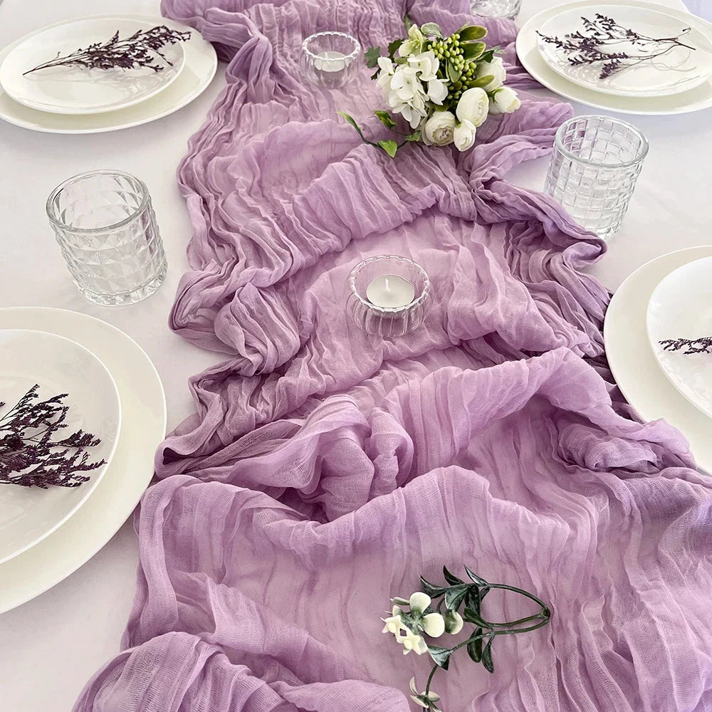 Chemin de table en gaze de coton violet sur une table de réception fleurie