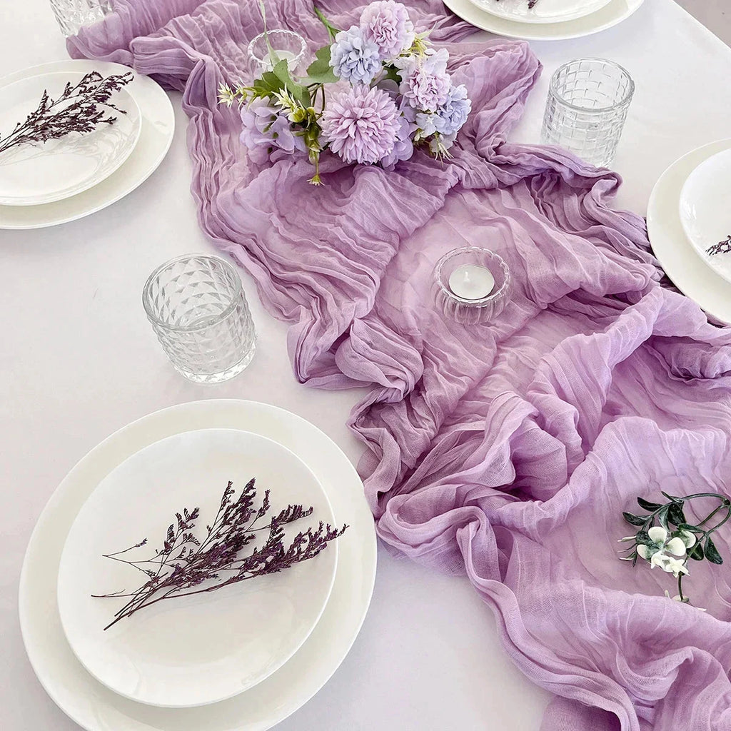 Chemin de table en gaze de coton violet — drapé sur table de réception