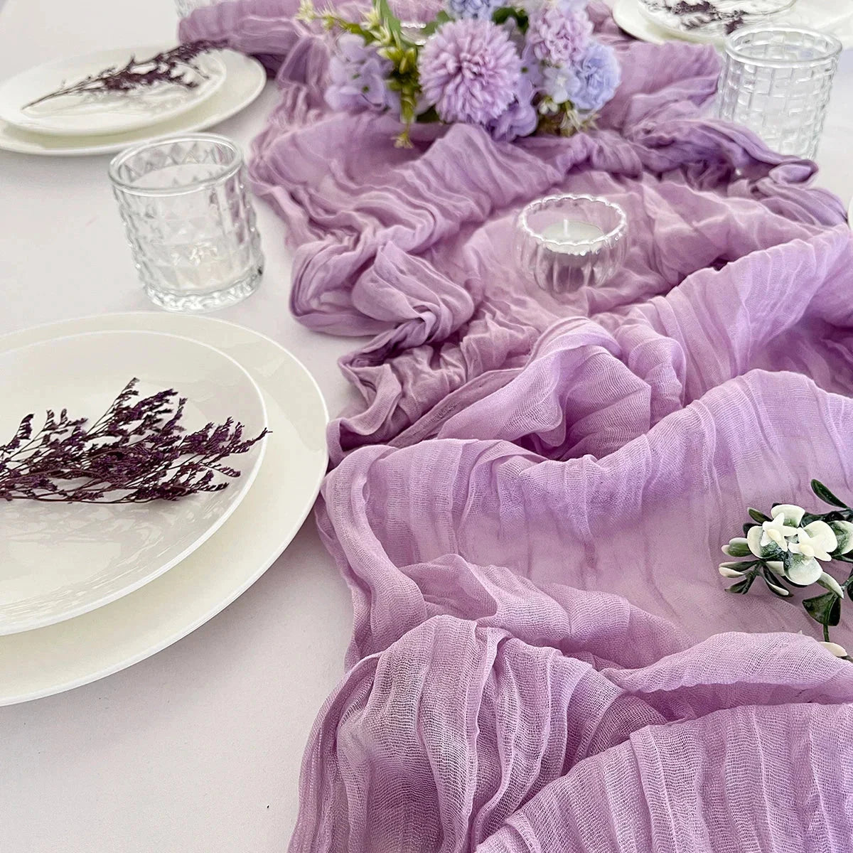 Chemin de table en gaze de coton violet — table dressée aux fleurs violettes