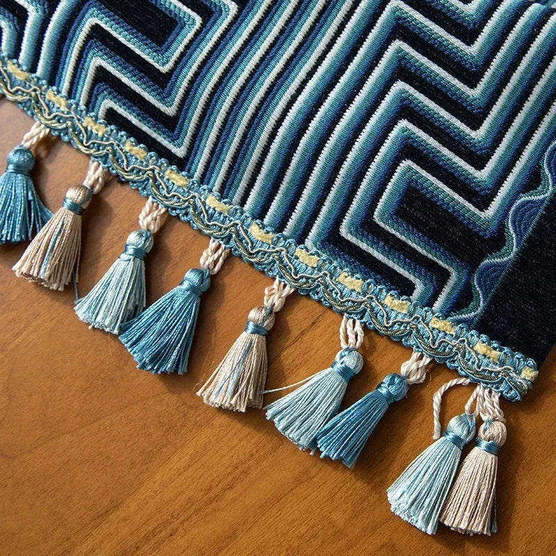 Détail des pompons bleus du chemin de table jacquard arabesque