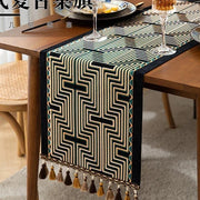 Chemin de table jacquard arabesque noire, tissé à pompons