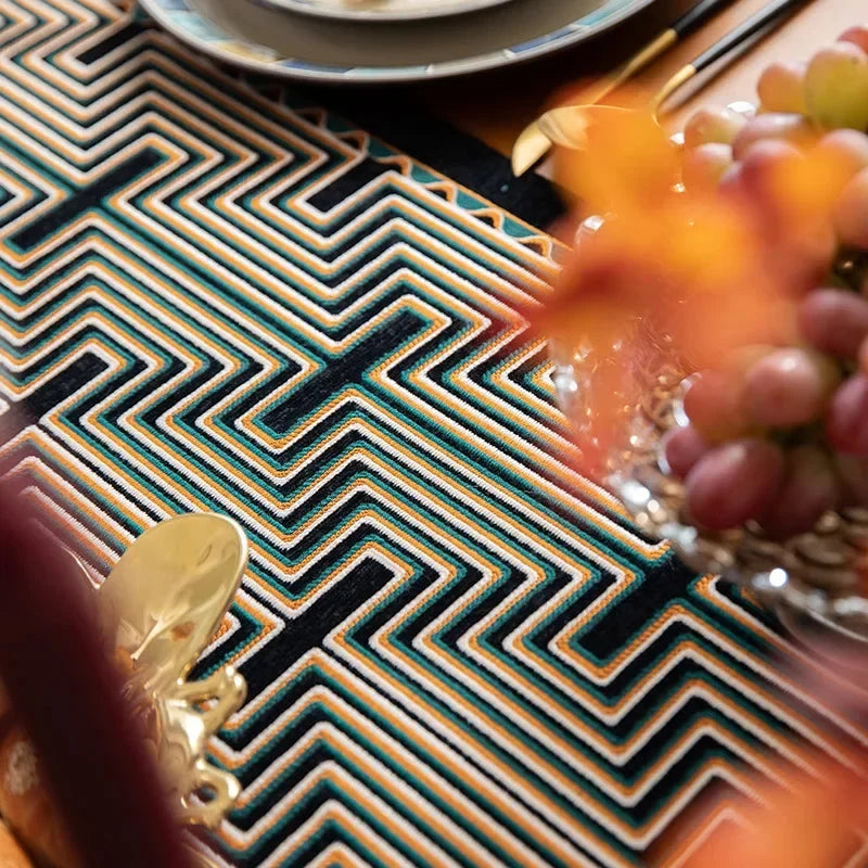 Détail du motif géométrique du chemin de table jacquard arabesque noire