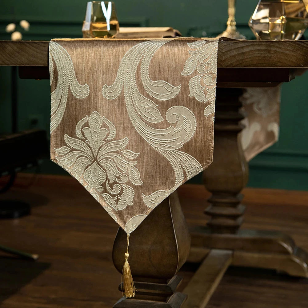 Chemin de table jacquard beige — pointe et pompon doré