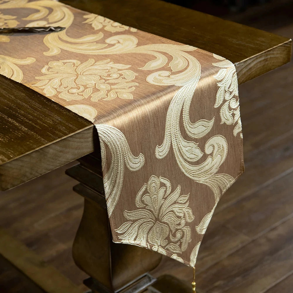 Chemin de table en jacquard beige drapé sur un coin de table