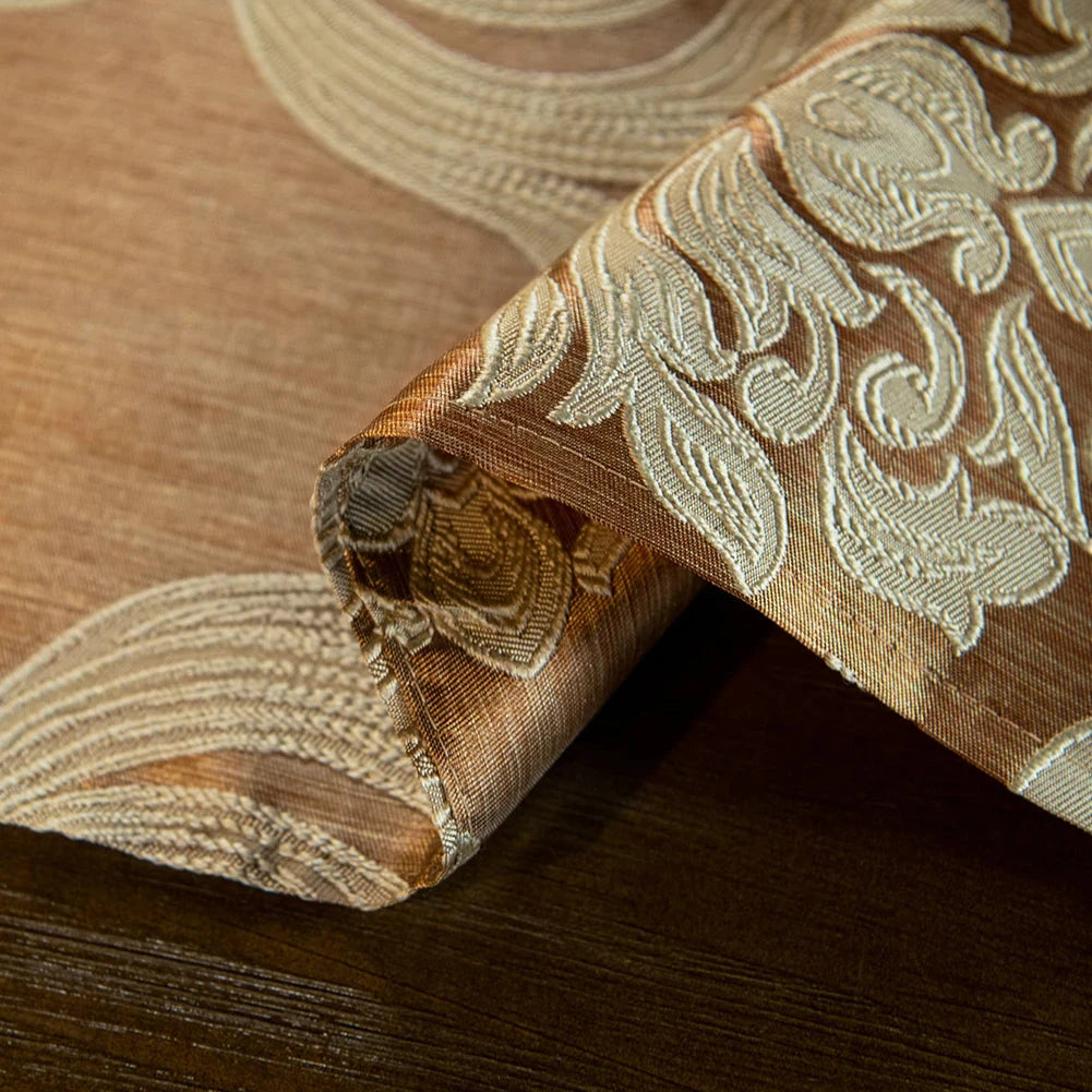 Détail du tissage damassé du chemin de table jacquard beige