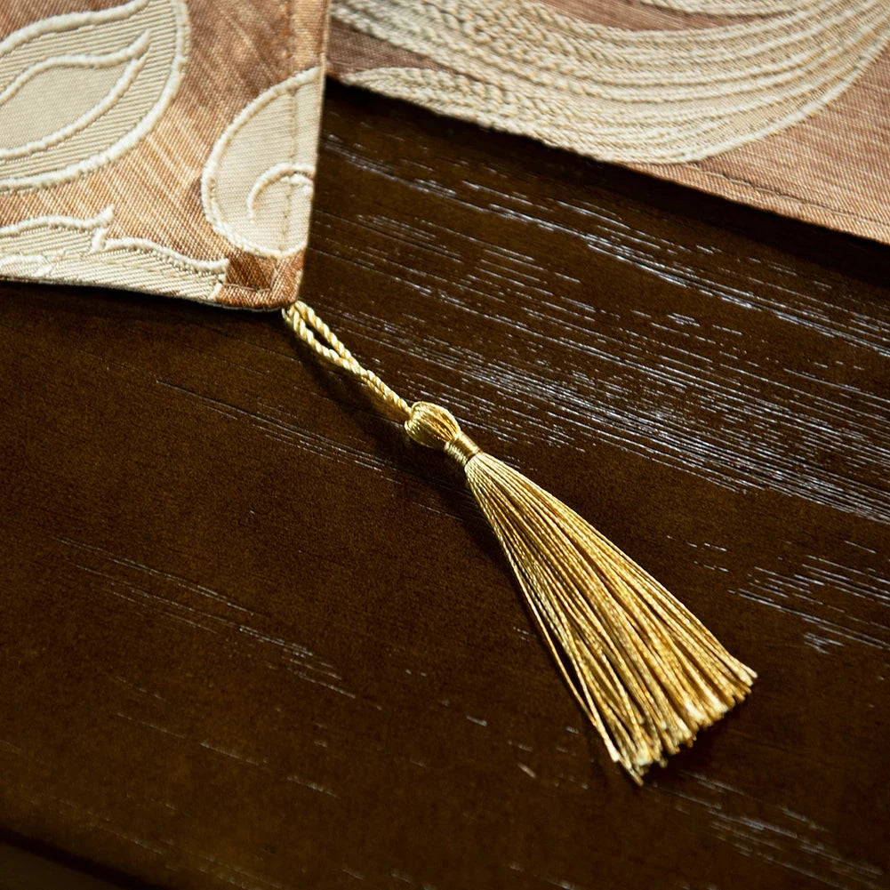 Pompon doré du chemin de table en jacquard beige