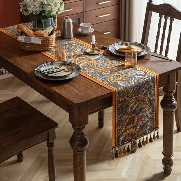 Chemin de table jacquard cachemire doré aux médaillons paisley sur une table de salle à manger