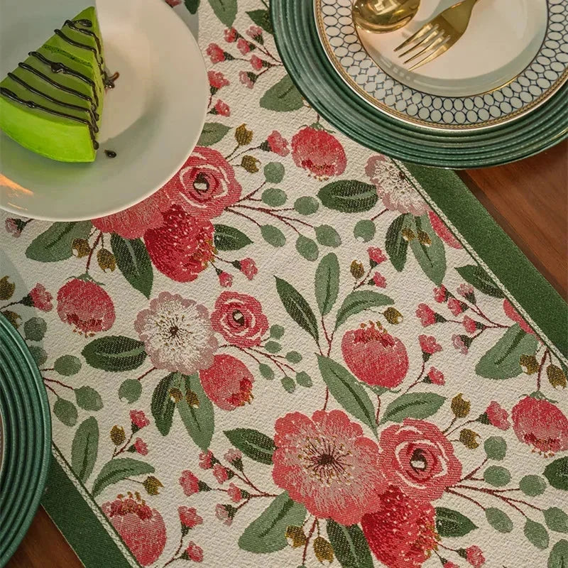 Chemin de table jacquard camélias verts sous un dessert — table dressée