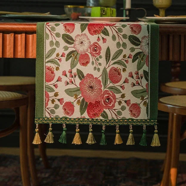 Chemin de table jacquard camélias drapé avec pompons verts et dorés