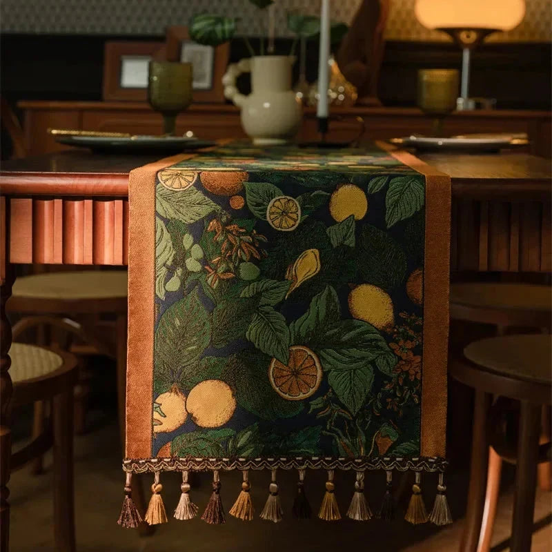 Chemin de table jacquard citrons verts à pompons sous une lampe d’ambiance
