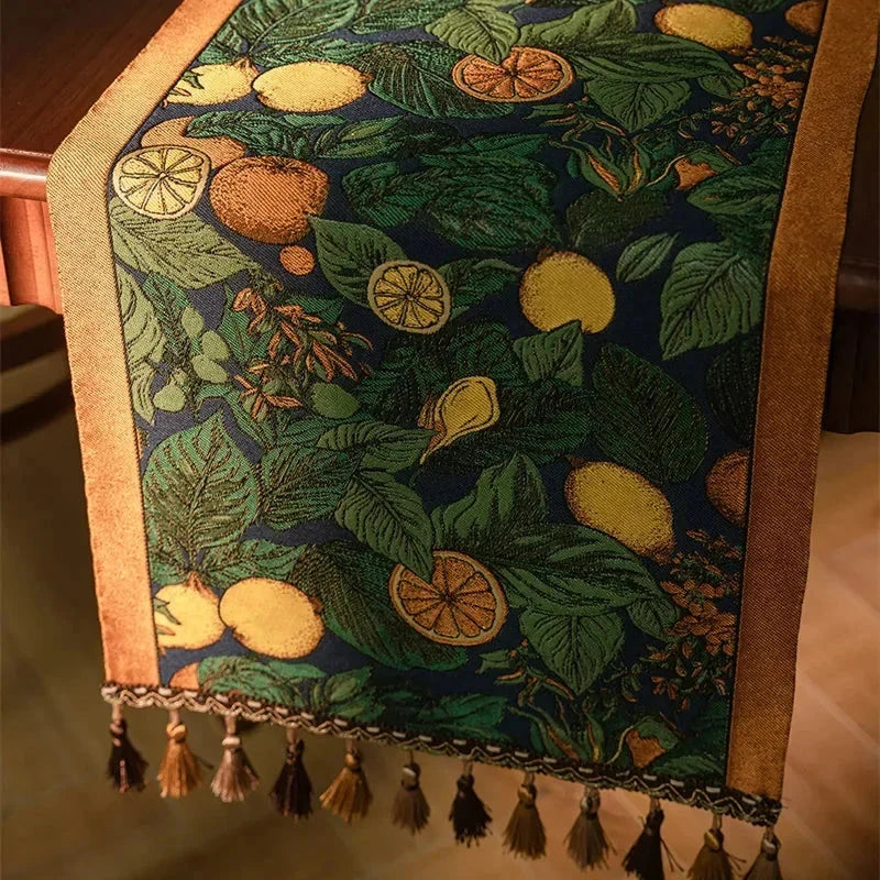 Chemin de table jacquard vert aux citrons et oranges — drapé en gros plan
