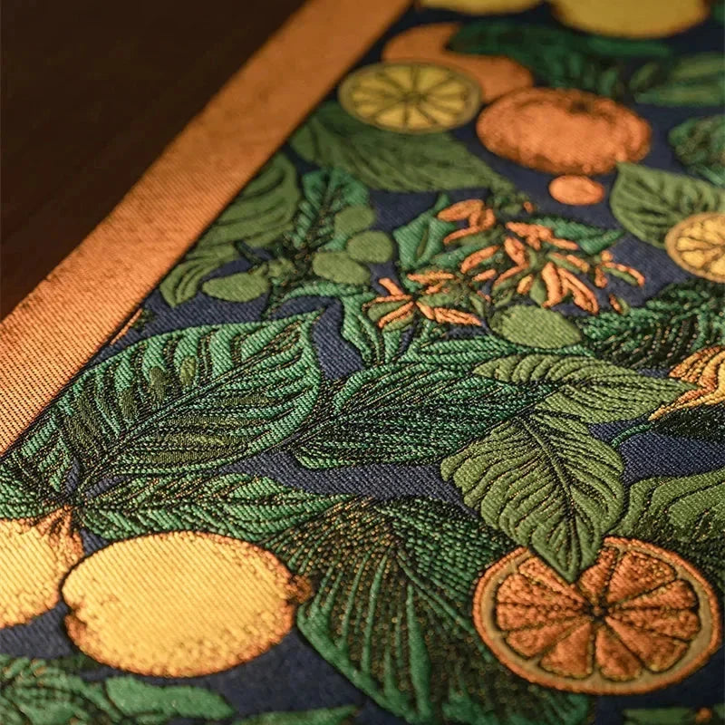 Détail du tissage jacquard citrons verts — agrumes et feuillage