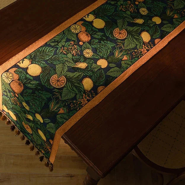 Chemin de table jacquard citrons verts sur une table en bois
