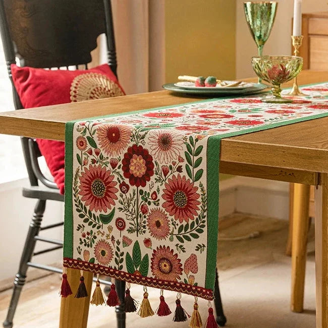 Chemin de table jacquard à fleurs roses dans une salle à manger champêtre