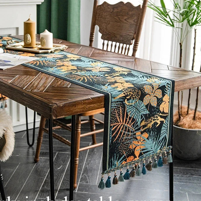 Chemin de table jacquard floral noir à pompons dans un salon éclectique