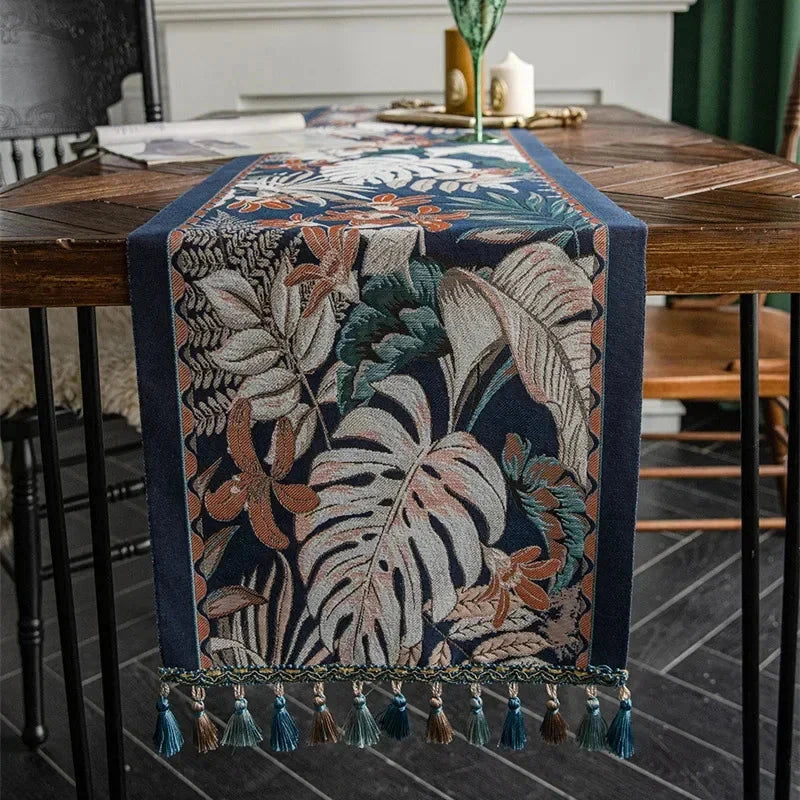 Chemin de table jacquard jungle bleue — feuilles de monstera et pompons