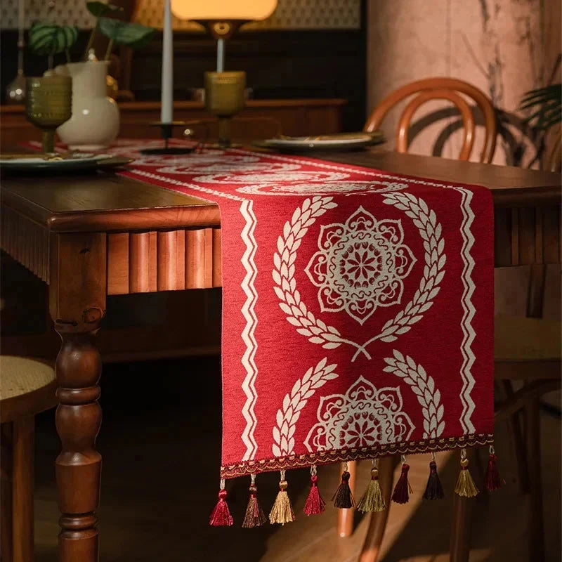 Chemin de table jacquard médaillons rouges sous une lampe d’ambiance