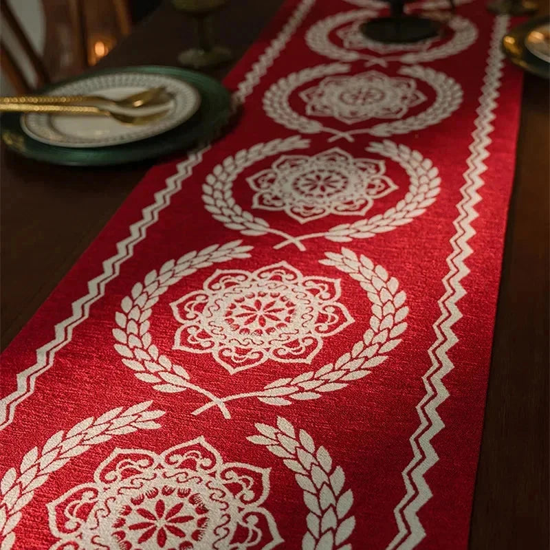 Chemin de table jacquard médaillons rouges — vue à plat aux chandelles